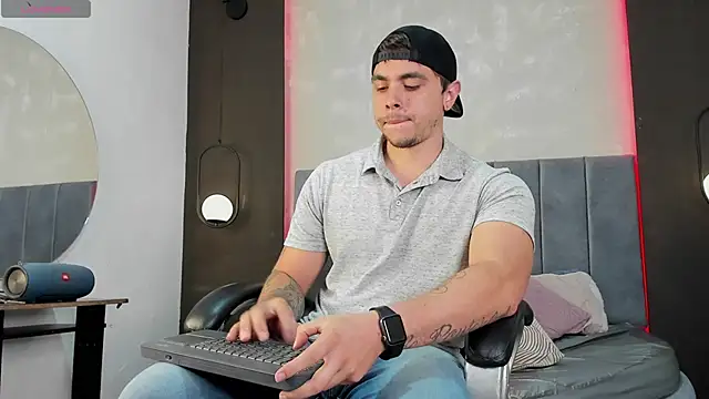 Liam walk  online show from September 26, 2025, 8:05 pm