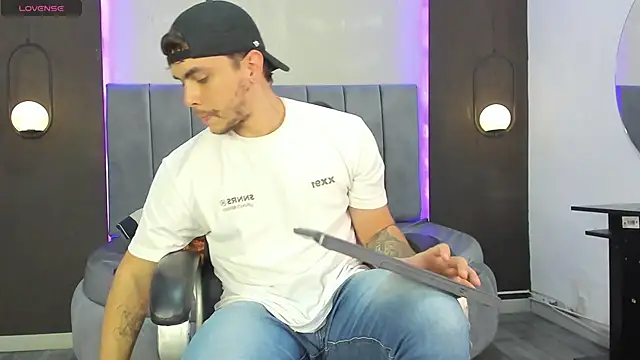 Liam walk  online show from November 14, 2025, 9:40 pm