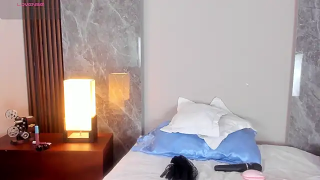 Emma hunter  online show from October 29, 2025, 4:00 am