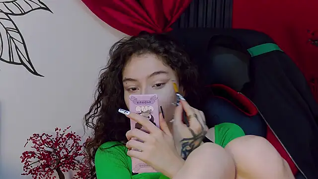 Snapshot of RavennMoonn chatting on October 3, 2025, 7:37 pm RavennMoonn online show from October 3, 2025, 7:37 pm