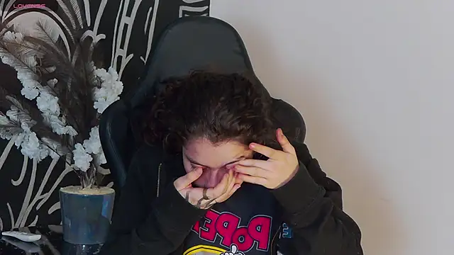 Snapshot of RavennMoonn chatting on October 11, 2025, 9:05 pm RavennMoonn online show from October 11, 2025, 9:05 pm