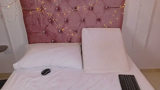 Snapshot of sophiacuttee chatting on December 22, 2025, 12:16 pm sophiacuttee online show from December 22, 2025, 12:16 pm