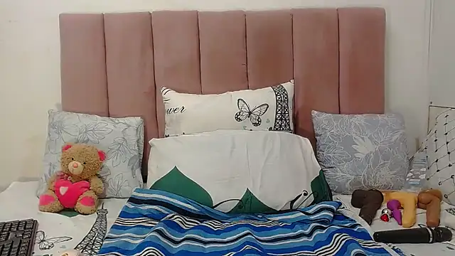 RoundaAssx22 online show from February 3, 2026, 3:26 am