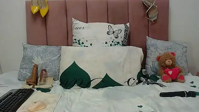 Snapshot of RoundaAssx22 chatting on October 8, 2025, 3:02 pm RoundaAssx22 online show from October 8, 2025, 3:02 pm