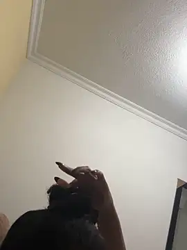 Snapshot of Valen1800 chatting on November 22, 2025, 12:10 am Valen1800 online show from November 22, 2025, 12:10 am