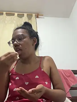 Snapshot of Valen1800 chatting on September 19, 2025, 12:47 am Valen1800 online show from September 19, 2025, 12:47 am