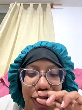 Snapshot of Valen1800 chatting on November 5, 2025, 12:47 am Valen1800 online show from November 5, 2025, 12:47 am