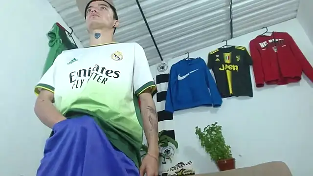 Snapshot of skinny23cm chatting on February 13, 2026, 3:01 pm skinny23cm online show from February 13, 2026, 3:01 pm