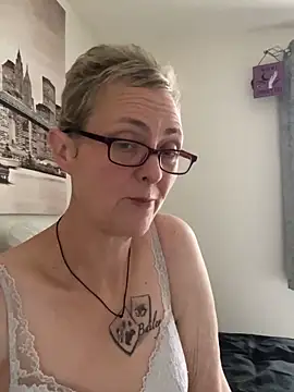 Snapshot of Curvy-Jinx chatting on October 31, 2025, 8:44 am Curvy-Jinx online show from October 31, 2025, 8:44 am