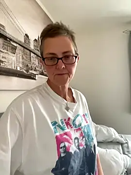 Snapshot of Curvy-Jinx chatting on October 15, 2025, 7:49 am Curvy-Jinx online show from October 15, 2025, 7:49 am