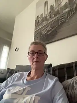 Snapshot of Curvy-Jinx chatting on November 14, 2025, 8:51 am Curvy-Jinx online show from November 14, 2025, 8:51 am