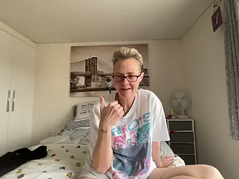 Curvy-Jinx online show from April 17, 2026, 7:33 am