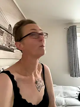 Snapshot of Curvy-Jinx chatting on October 22, 2025, 7:52 am Curvy-Jinx online show from October 22, 2025, 7:52 am