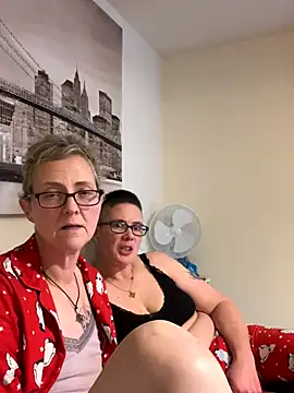 Snapshot of Curvy-Jinx chatting on December 14, 2025, 8:36 pm Curvy-Jinx online show from December 14, 2025, 8:36 pm