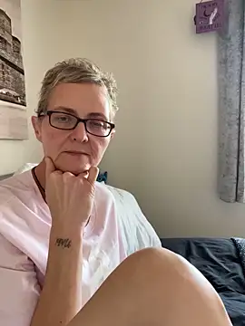 Snapshot of Curvy-Jinx chatting on November 17, 2025, 9:24 am Curvy-Jinx online show from November 17, 2025, 9:24 am