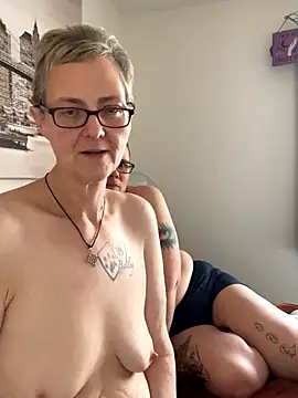 Snapshot of Curvy-Jinx chatting on December 5, 2025, 10:03 am Curvy-Jinx online show from December 5, 2025, 10:03 am