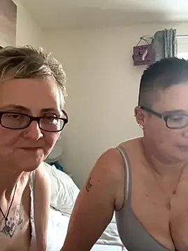 Snapshot of Curvy-Jinx chatting on December 15, 2025, 8:42 am Curvy-Jinx online show from December 15, 2025, 8:42 am