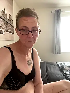 Snapshot of Curvy-Jinx chatting on September 28, 2025, 2:02 pm Curvy-Jinx online show from September 28, 2025, 2:02 pm