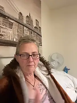 Snapshot of Curvy-Jinx chatting on November 10, 2025, 9:20 pm Curvy-Jinx online show from November 10, 2025, 9:20 pm