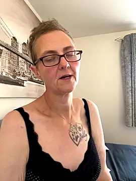 Snapshot of Curvy-Jinx chatting on October 6, 2025, 12:50 pm Curvy-Jinx online show from October 6, 2025, 12:50 pm