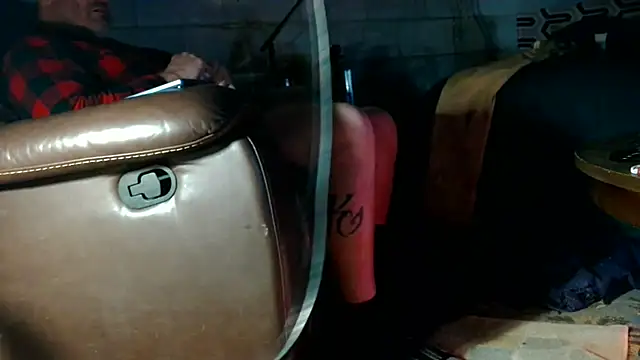 Luv2SuckBWC92 online show from December 18, 2025, 3:05 pm