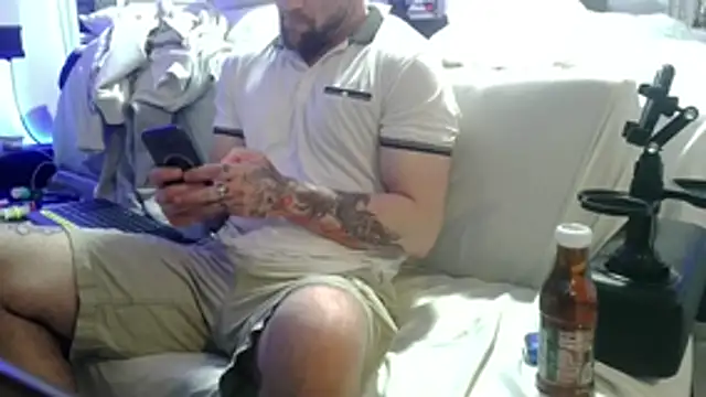 Snapshot of Luv2SuckBWC92 chatting on November 6, 2025, 11:31 pm Luv2SuckBWC92 online show from November 6, 2025, 11:31 pm