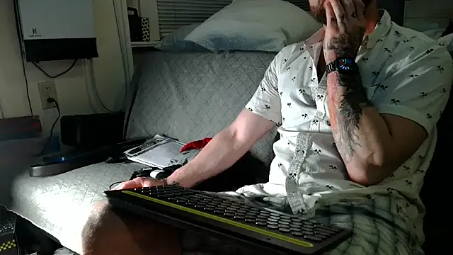 Snapshot of Luv2SuckBWC92 chatting on November 23, 2025, 5:17 am Luv2SuckBWC92 online show from November 23, 2025, 5:17 am