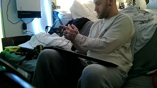 Snapshot of Luv2SuckBWC92 chatting on December 1, 2025, 9:26 pm Luv2SuckBWC92 online show from December 1, 2025, 9:26 pm