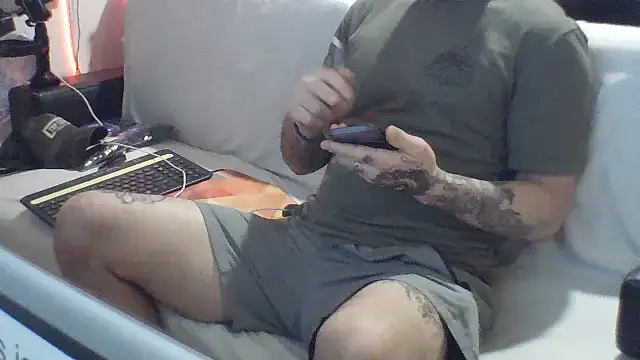 Snapshot of Luv2SuckBWC92 chatting on September 15, 2025, 1:50 am Luv2SuckBWC92 online show from September 15, 2025, 1:50 am