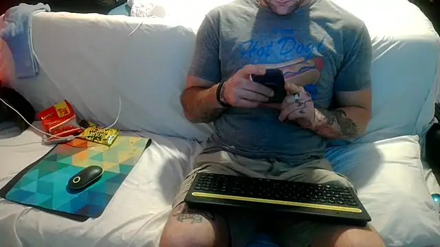 Snapshot of Luv2SuckBWC92 chatting on September 18, 2025, 4:04 am Luv2SuckBWC92 online show from September 18, 2025, 4:04 am