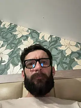 Snapshot of Michel_huge chatting on February 6, 2026, 6:59 pm Michel huge online show from February 6, 2026, 6:59 pm