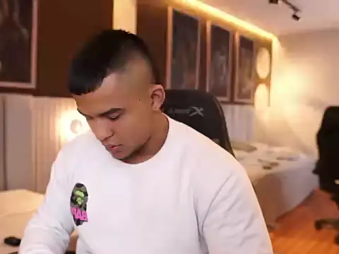 Snapshot of Thiago_Valente chatting on September 22, 2025, 12:44 pm Thiago Valente online show from September 22, 2025, 12:44 pm