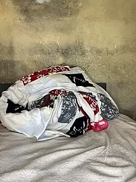 Chloe Leaozinho online show from April 15, 2026, 4:33 pm