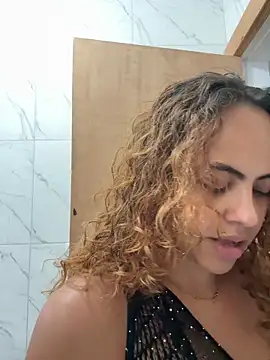 Chloe Leaozinho online show from October 13, 2025, 8:32 pm