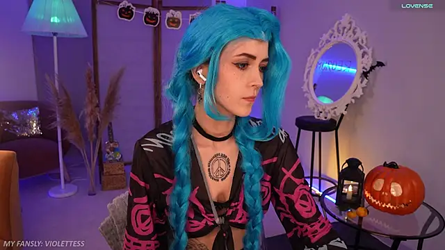 violetesa online show from October 31, 2025, 11:40 am