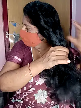 Snapshot of Jessi_25 chatting on October 21, 2025, 5:23 pm Jessi 25 online show from October 21, 2025, 5:23 pm