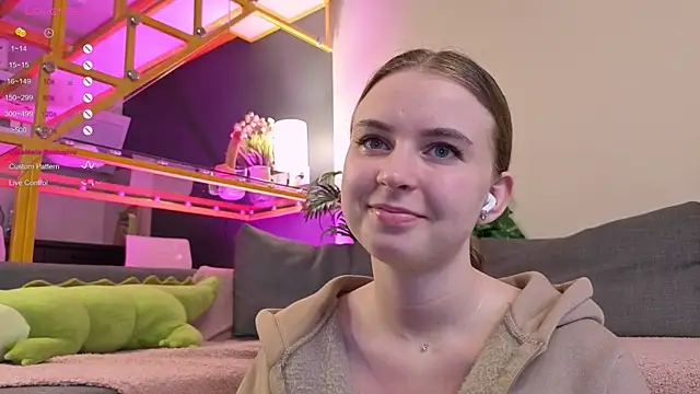 Snapshot of FlexiPixie chatting on October 14, 2025, 8:15 am FlexiPixie online show from October 14, 2025, 8:15 am