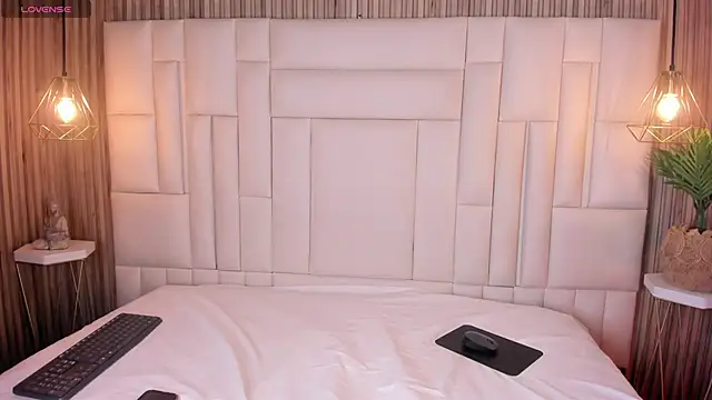 LovelyEyesx online show from April 17, 2026, 5:05 pm