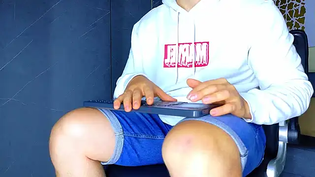 Snapshot of ALANNFERRER chatting on May 17, 2026, 11:10 am ALANNFERRER online show from May 17, 2026, 11:10 am