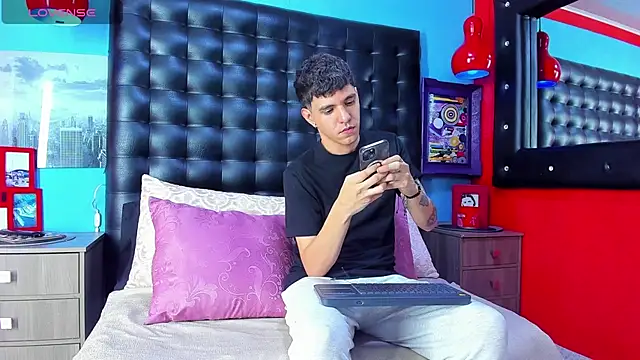 Matteo12  online show from October 5, 2025, 4:03 am