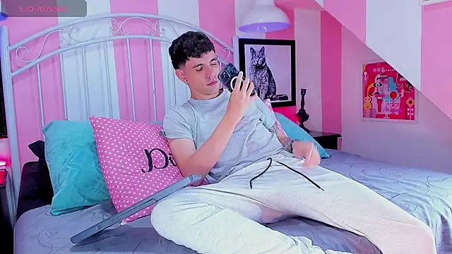 Matteo12  online show from October 1, 2025, 1:22 am