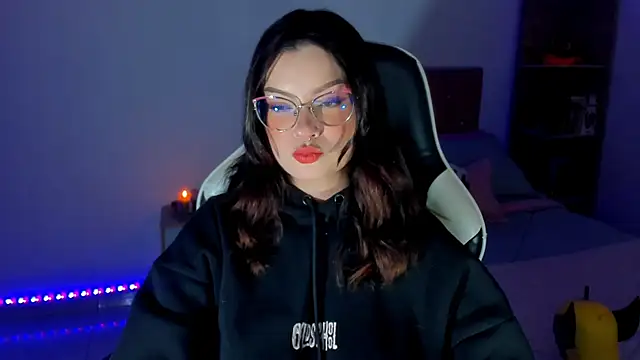 OphelianaRose33 online show from April 17, 2026, 8:00 pm