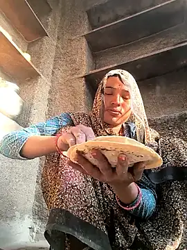 Hot raaani online show from December 23, 2025, 3:06 am