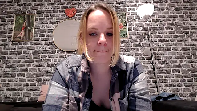 Snapshot of SexyMilf_37 chatting on April 18, 2026, 8:42 pm SexyMilf 37 online show from April 18, 2026, 8:42 pm