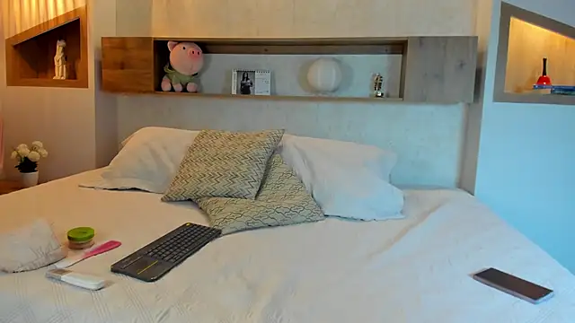 Emilly Beaumont online show from February 22, 2026, 12:40 pm