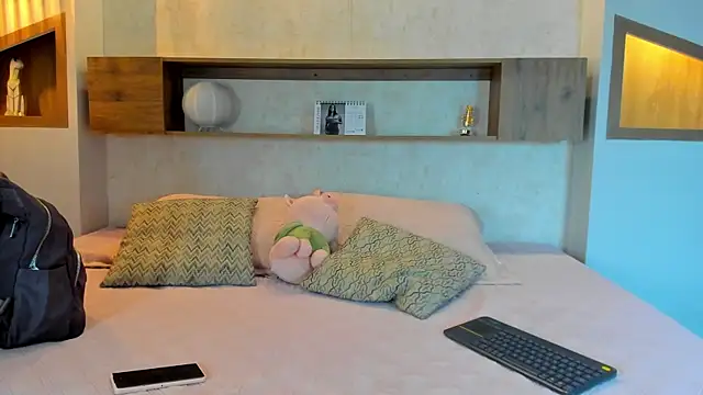 Emilly Beaumont online show from April 14, 2026, 12:21 pm