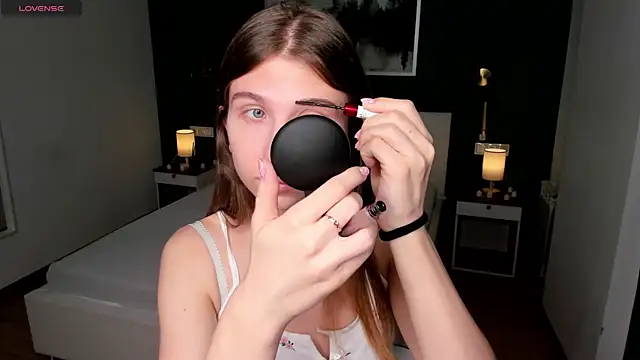 Snapshot of EditaBand chatting on November 13, 2025, 7:18 pm EditaBand online show from November 13, 2025, 7:18 pm