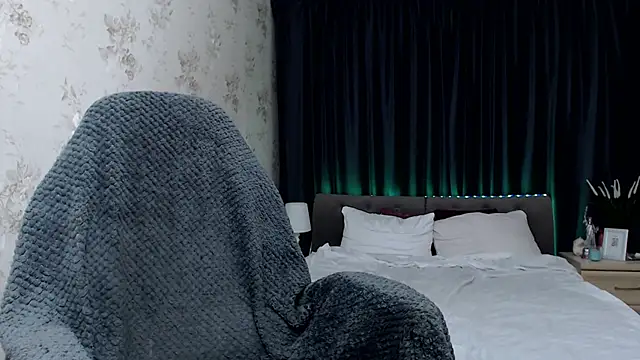 Alisawoods  online show from September 24, 2025, 4:02 pm