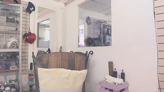 xinamora online show from November 16, 2025, 6:23 pm