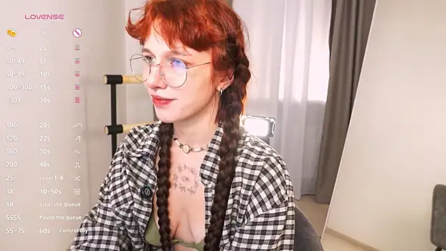 LeelooYolo online show from November 15, 2025, 3:49 pm